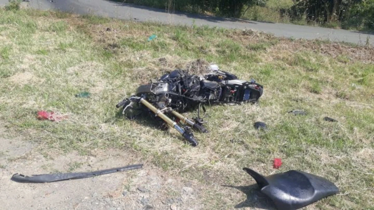 Un bărbat a ajuns la spital, după ce a intrat cu motocicleta în șanț
