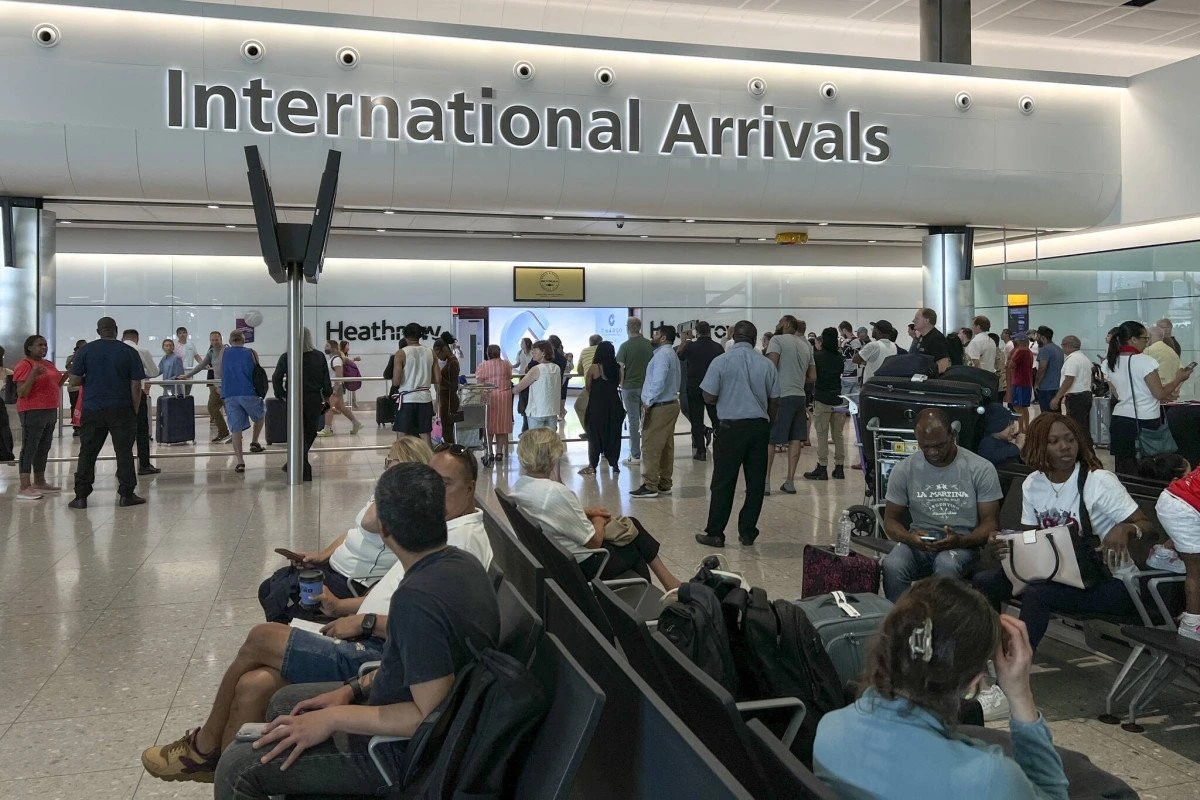 Un bărbat a fost arestat după ce pe aeroportul Heathrow a fost găsit uraniu