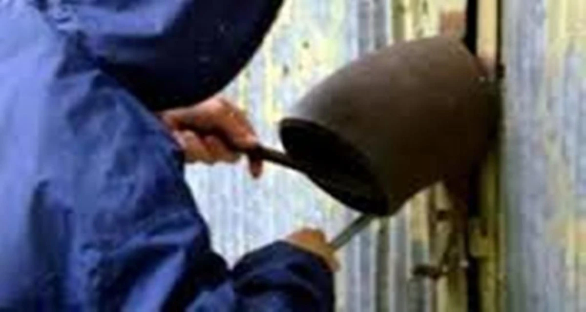 UN BARBAT A FOST PRINS IN FLAGRANT IN TIMP CE FURA BUNURI DINTR-UN GARAJ