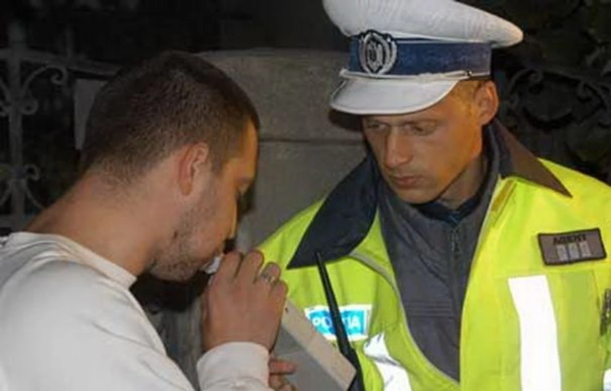 UN BARBAT A FOST PRINS IN TRAFIC BEAT SI FARA PERMIS DE CONDUCERE