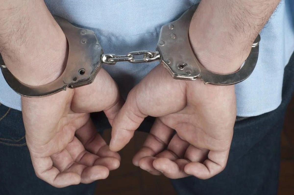 UN BARBAT A FOST RETINUT PENTRU SANTAJ DE POLITISTII ARADENI