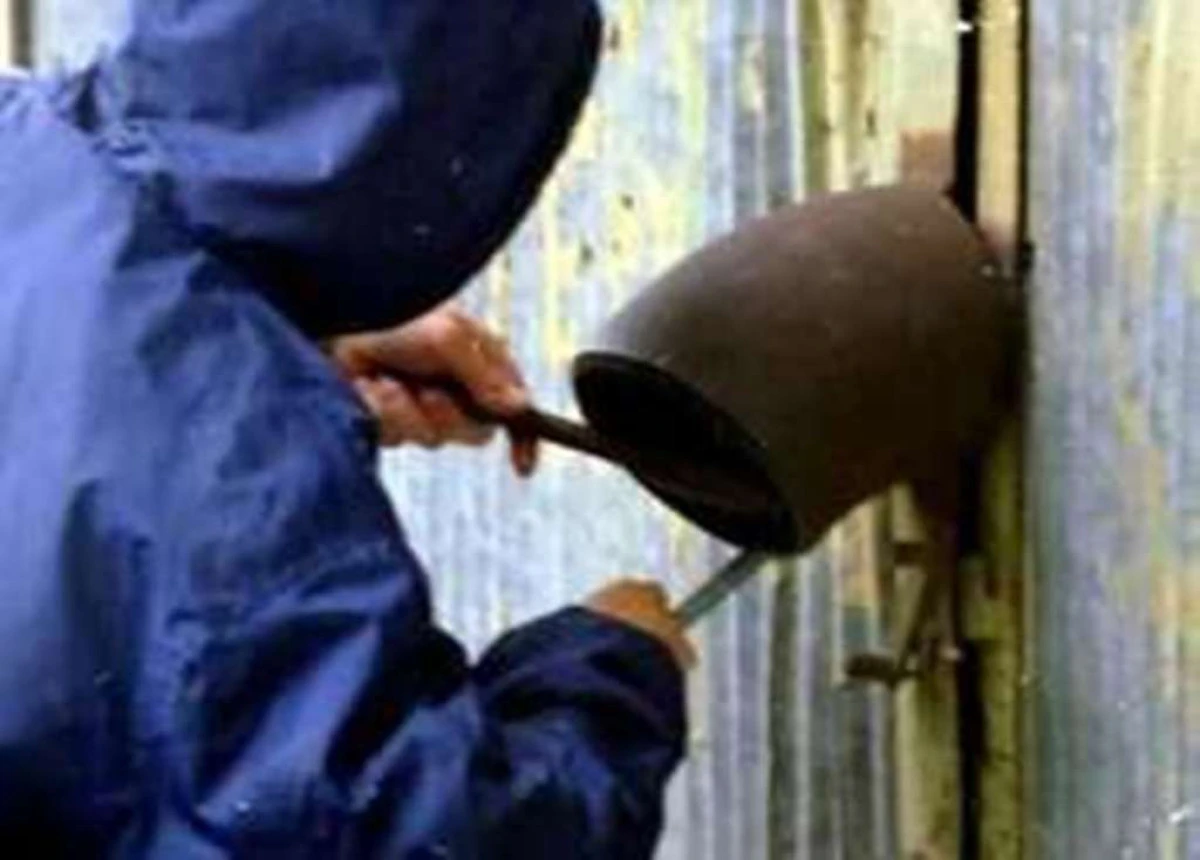UN BARBAT A FURAT IMBRACAMINTE DINTR-O REMORCA