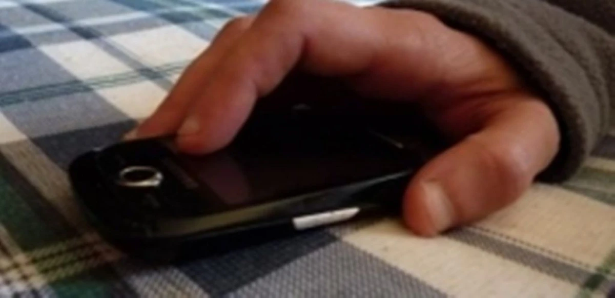 UN BARBAT A FURAT UN TELEFON MOBIL DINTR-UN LOCAL