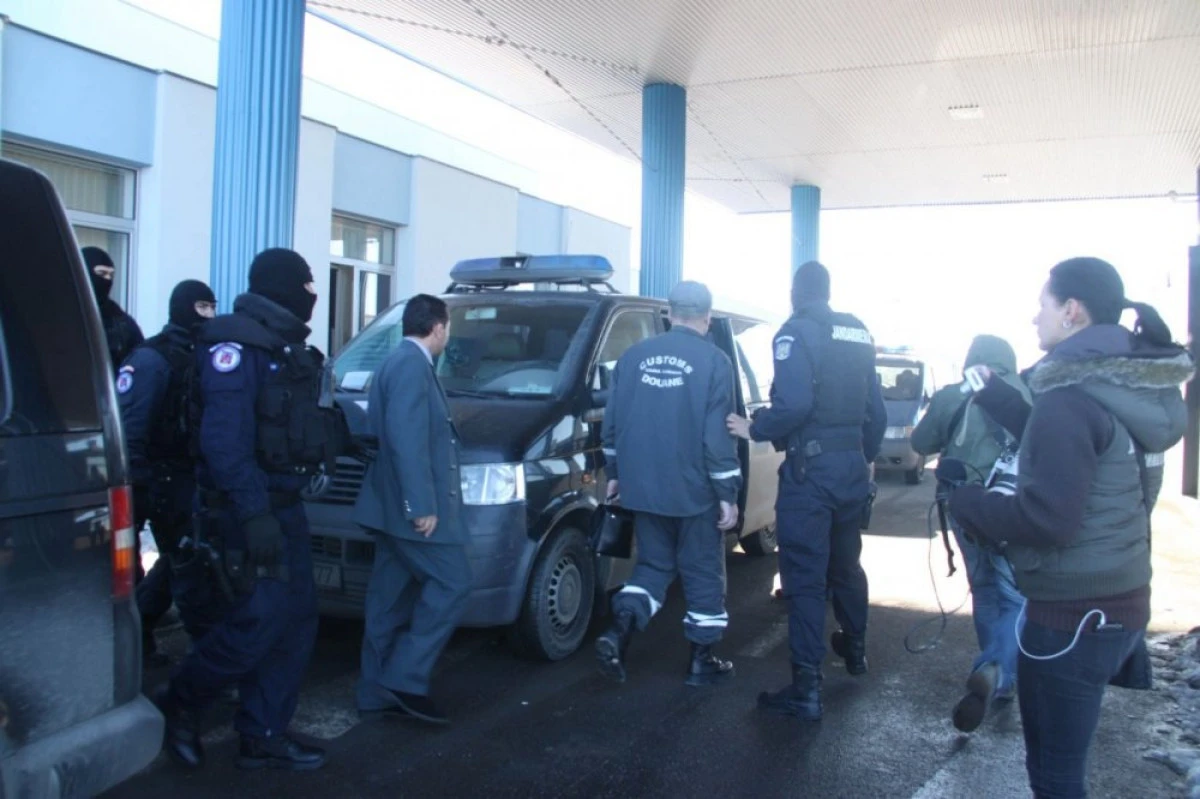 UN BĂRBAT A ÎNCERCAT SĂ TREACĂ FRONTIERA ASCUNS SUB O PĂTURĂ