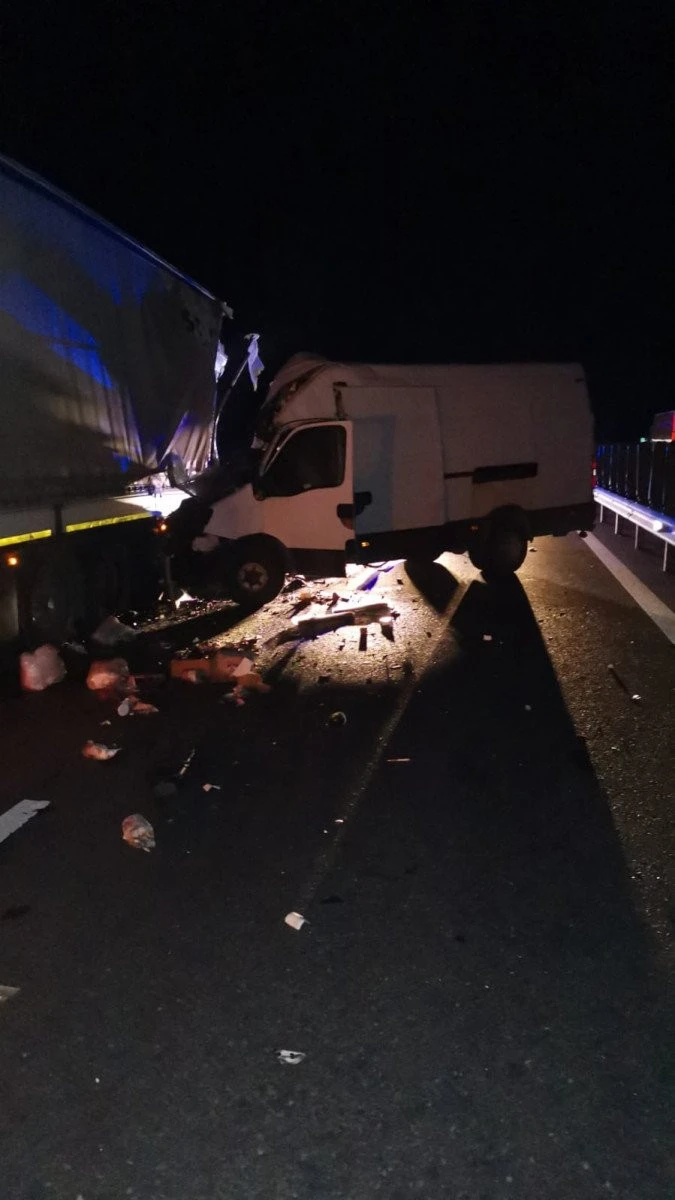 Un bărbat a murit pe A1, în apropiere de Nădlac, în urma unui impact dintre un microbuz și un TIR