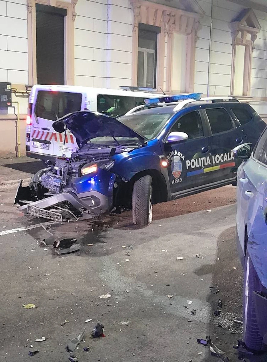 Un bărbat băut a furat o mașină a Poliției Locale Arad și a făcut-o praf pe strada Episcopiei