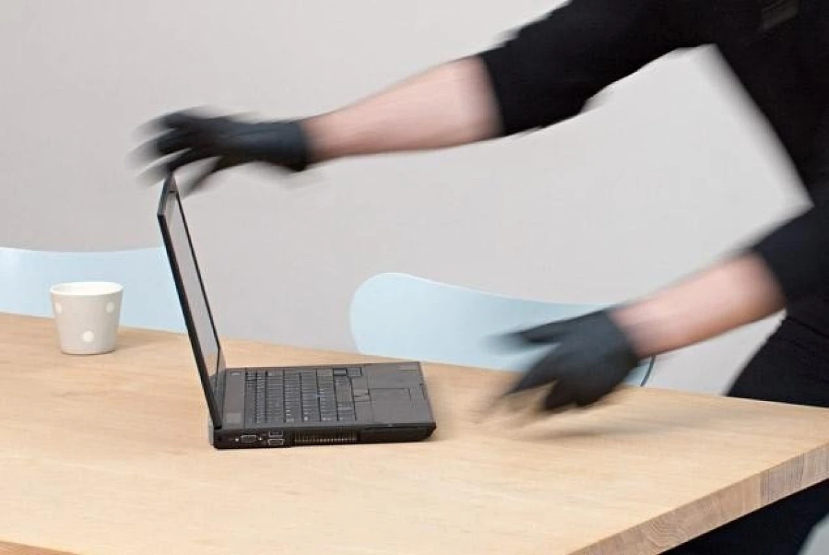 Un bărbat de 26 de ani, prins după ce a furat un laptop dintr-un restaurant din municipiu
