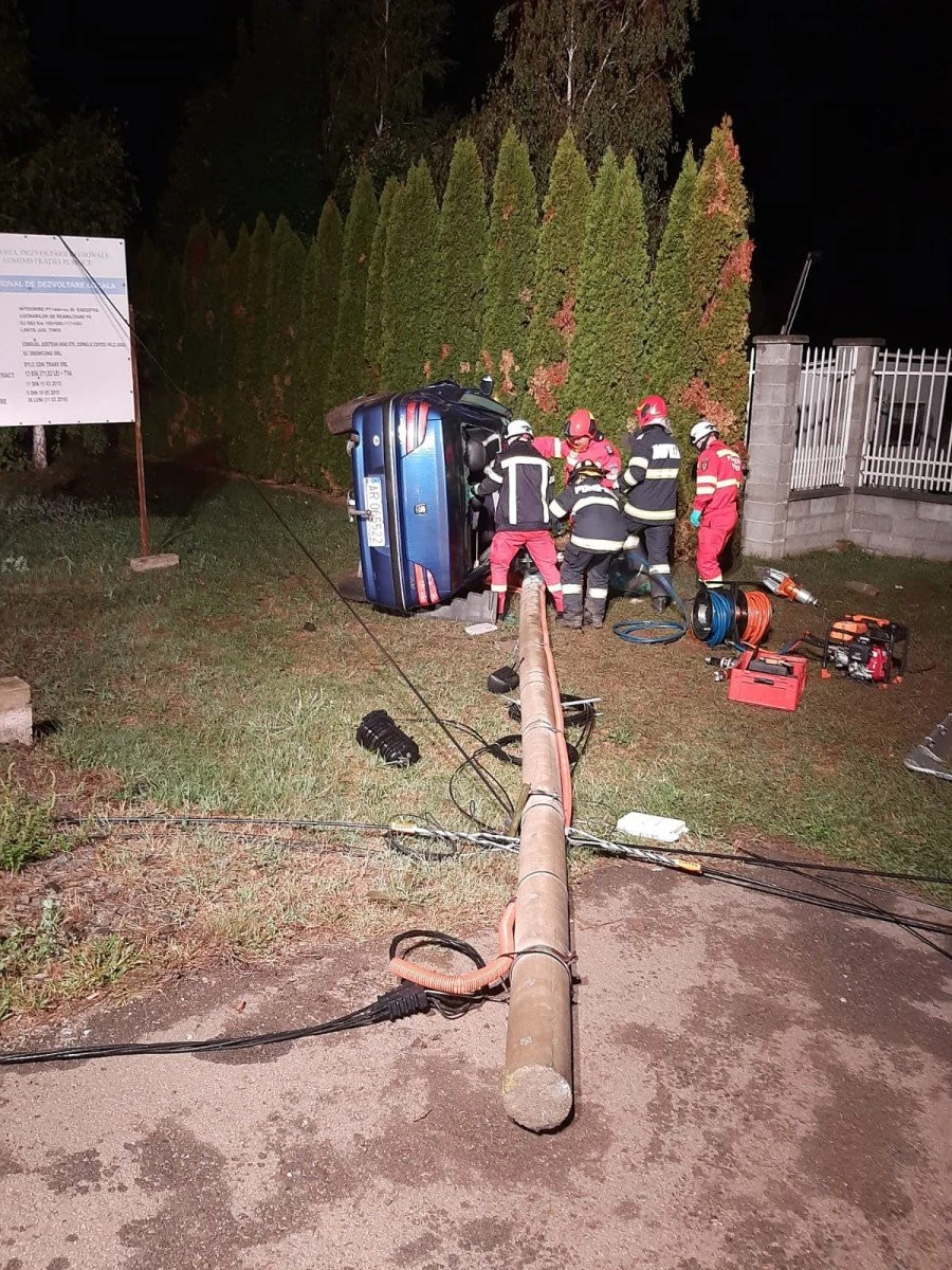 Un bărbat de 31 de ani din Zădăreni a murit, după ce a intrat cu mașina într-un stâlp