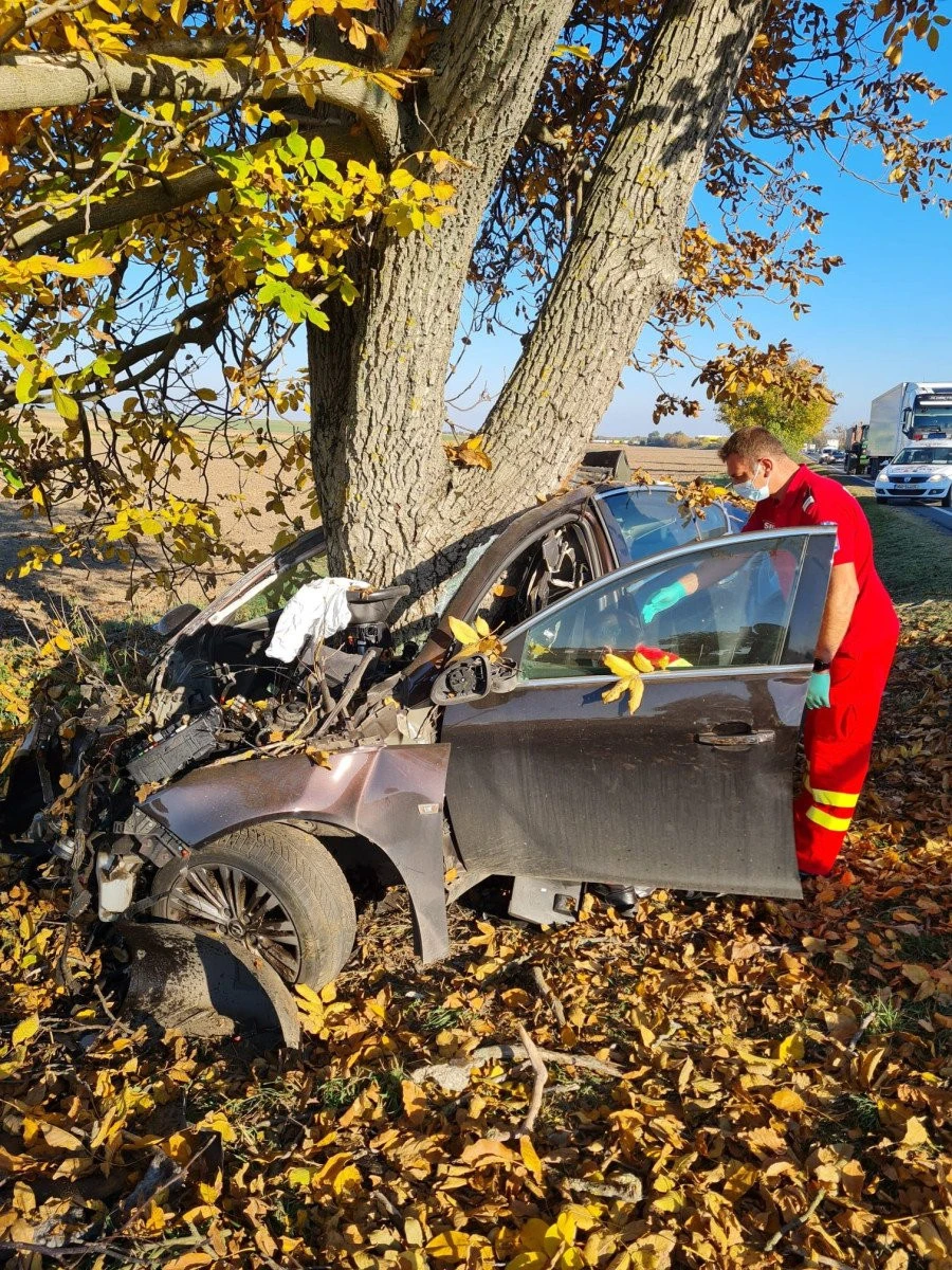 Un bărbat de 44 de ani a murit după ce a intrat cu mașina în copac