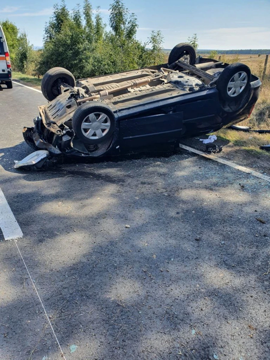 Un bărbat de 52 de ani din Beliu a pierdut controlul volanului și s-a răsturnat cu mașina