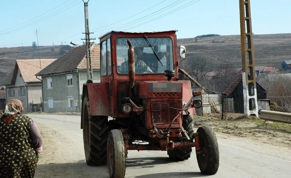 Un bărbat de 57 de ani se plimba cu tractorul prin Sâmbăteni, rupt de beat și cu acte false
