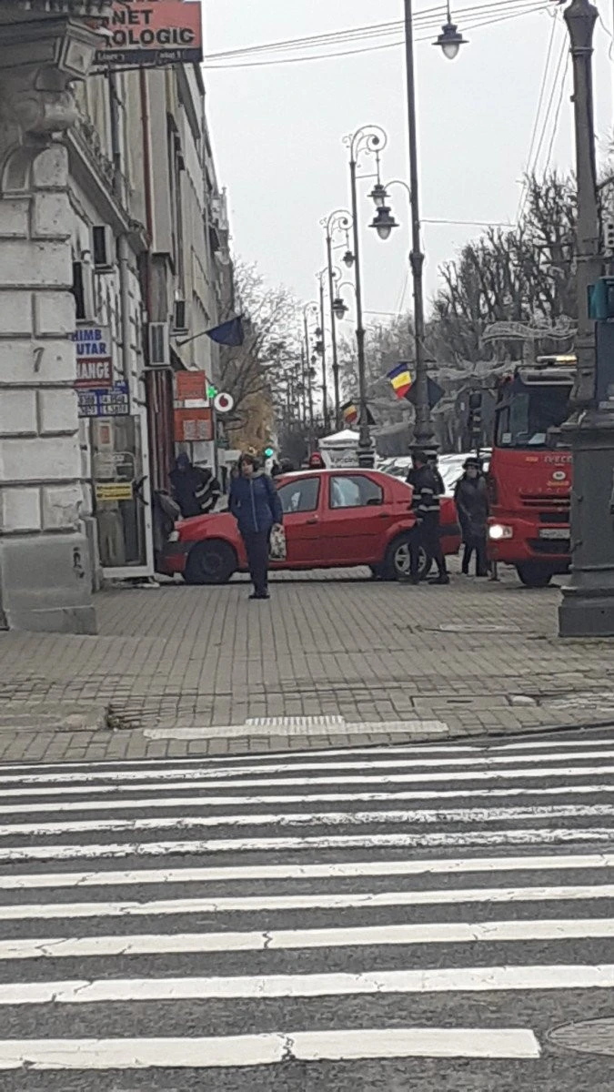 Un bărbat de 64 de ani a intrat cu mașina într-un magazin de pe Bulevardul Revoluției. Soția sa este la spital