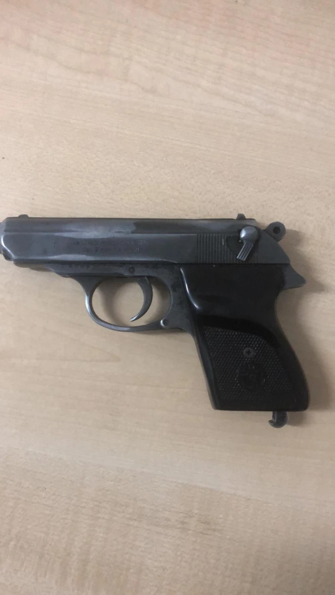 Un bărbat de 84 de ani a amenințat cu pistolul pe unul de 23 de ani, din gelozie
