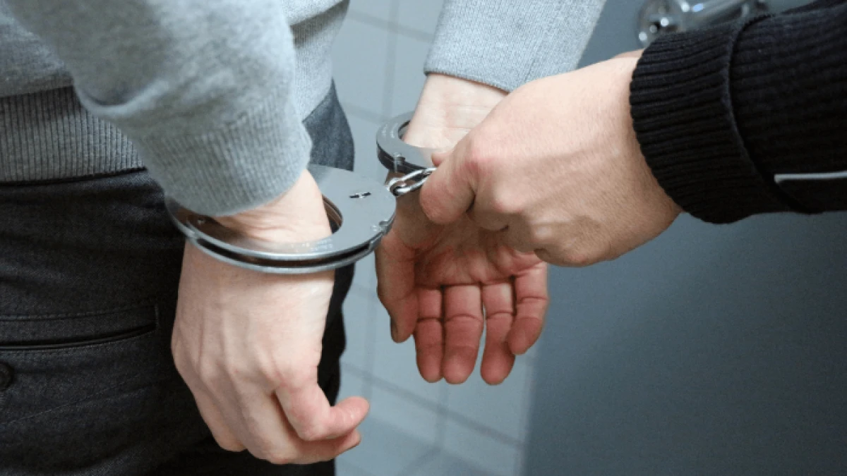 Un bărbat din Bârzava și-a agresat fosta concubină chiar de 8 Martie. A plecat apoi cu mașina ei, beat și fără permis