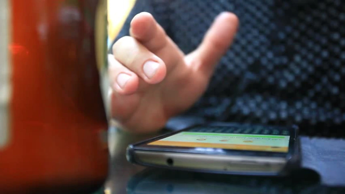 Un bărbat din Pâncota a furat un telefon de 4.000 de lei, l-a vândut cu 300 și a jucat banii la păcănele