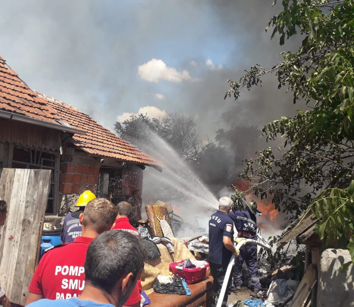 Un bărbat din Sânmartin a fost la un pas să rămână fără casă, după ce a dat foc vegetației uscate din curte