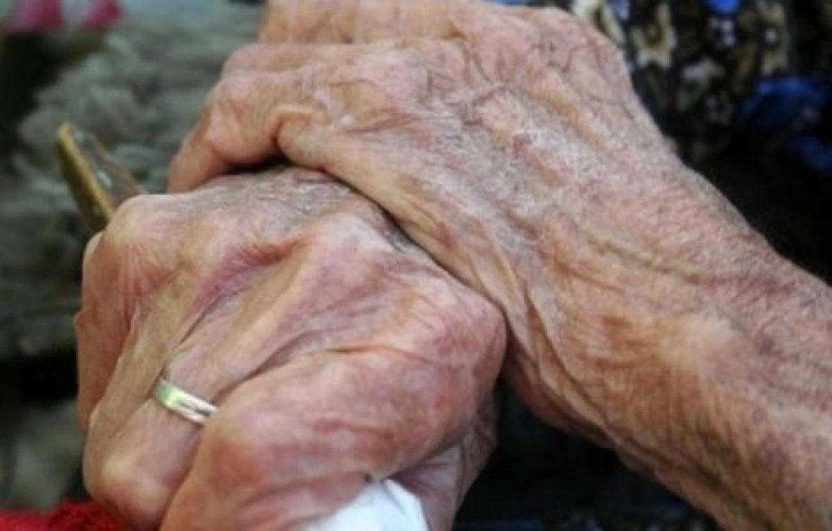 Un bărbat din Sântana și-a bătut mama, în vârstă de 67 de ani