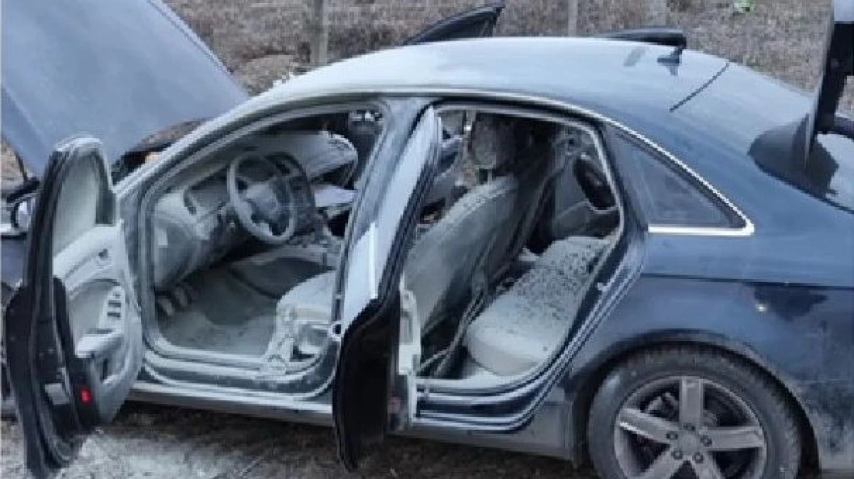 Un bărbat drogat s-a certat cu iubita, a băgat-o în portbagaj și a dat foc mașinii