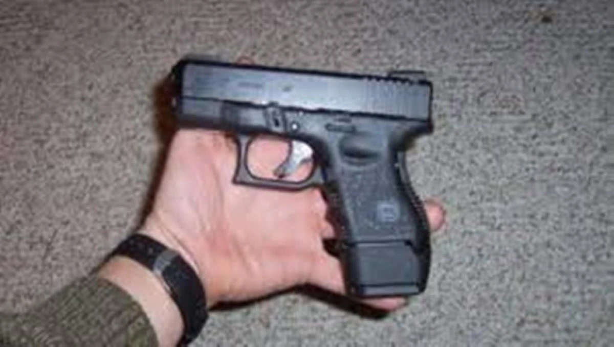 UN BARBAT ESTE CERCETAT PENTRU DETINERE ILEGALA DE ARME