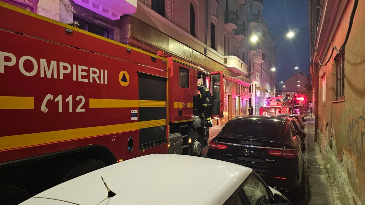 Un bărbat și-a dat foc în scara unui bloc de pe strada Vasile Goldiș