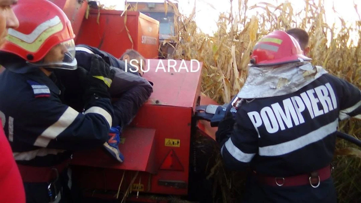 Un bărbat și-a prins mâna în combină. A fost salvat de intervenția pompierilor