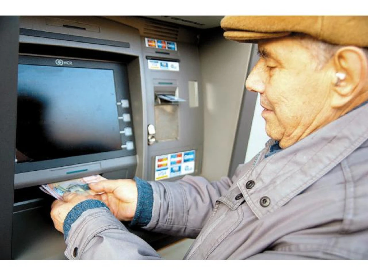 Un bătrânel, depășit de tehnologie, a lăsat 5.900 de lei în bancomat