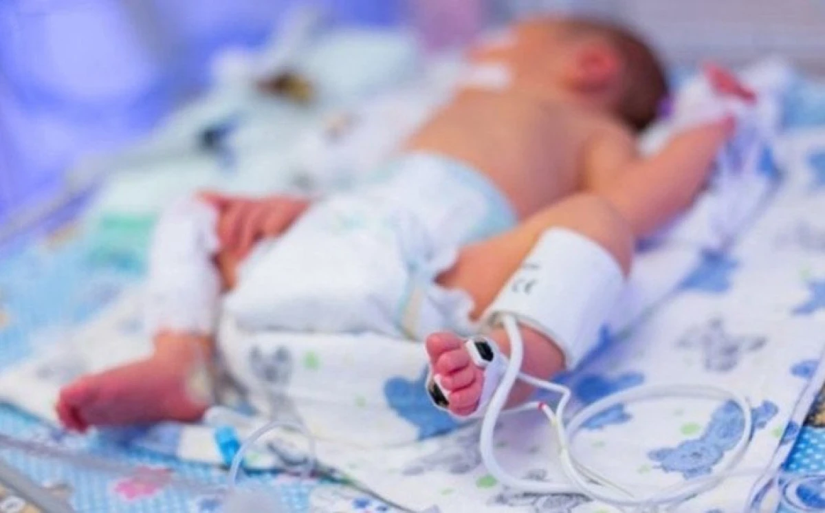 Un bebeluş de nouă zile internat cu COVID-19 a fost externat sănătos