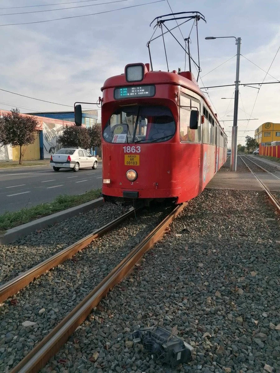 Un bihorean a fost reținut, după ce a condus drogat, a intrat cu mașina într-un tramvai și a fugit de la locul accidentului
