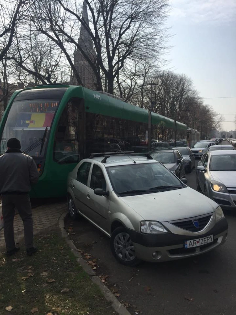 Un „bizon“ a blocat circulația tramvaielor în centrul Aradului