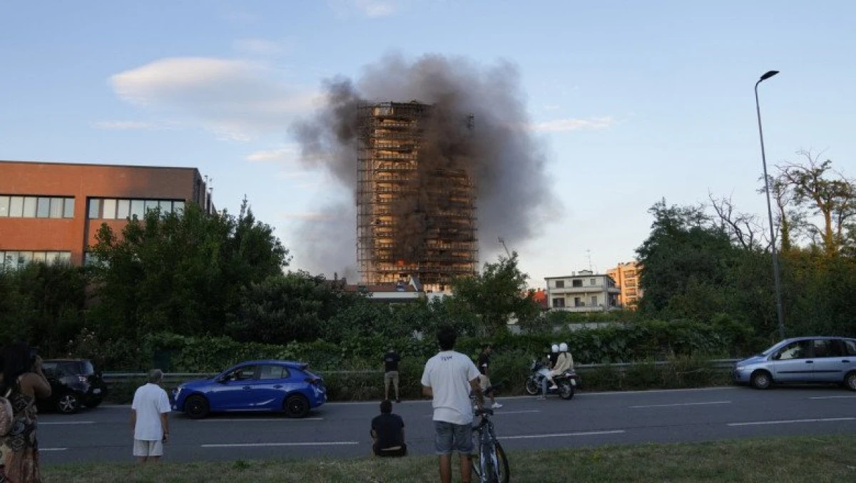 Un bloc de 20 de etaje din Milano a luat foc
