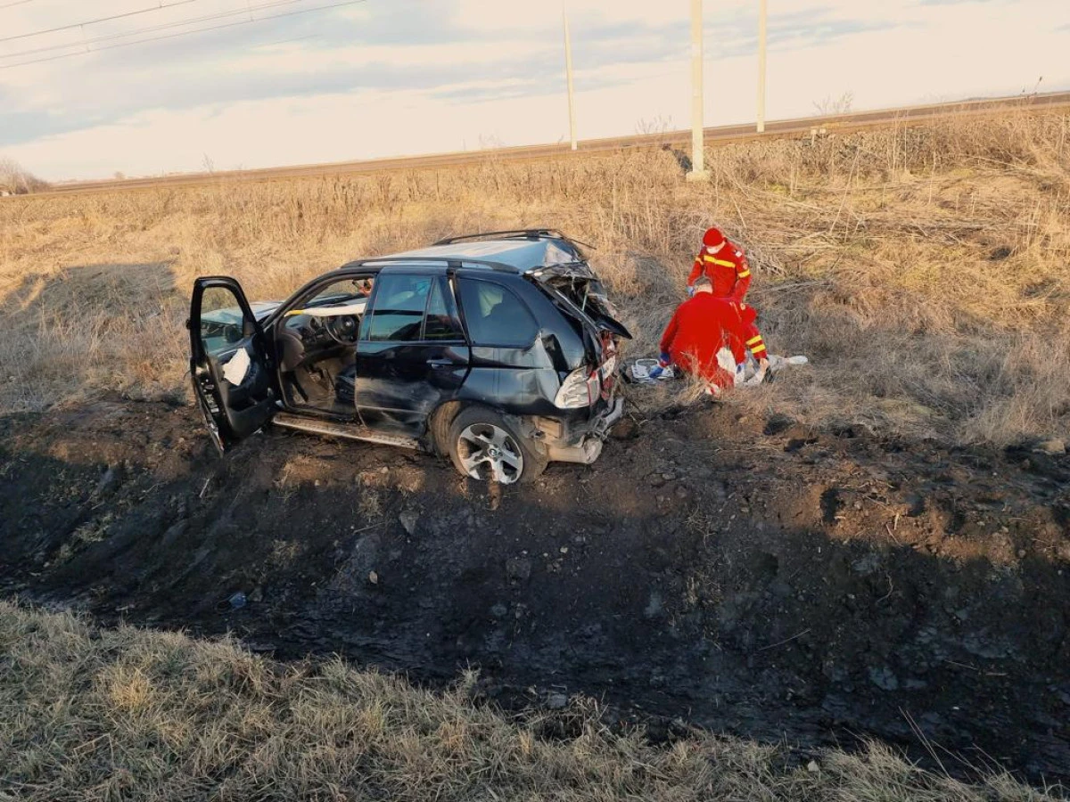 Un BMW a ajuns în șanț, pe drumul Curtici-Șofronea