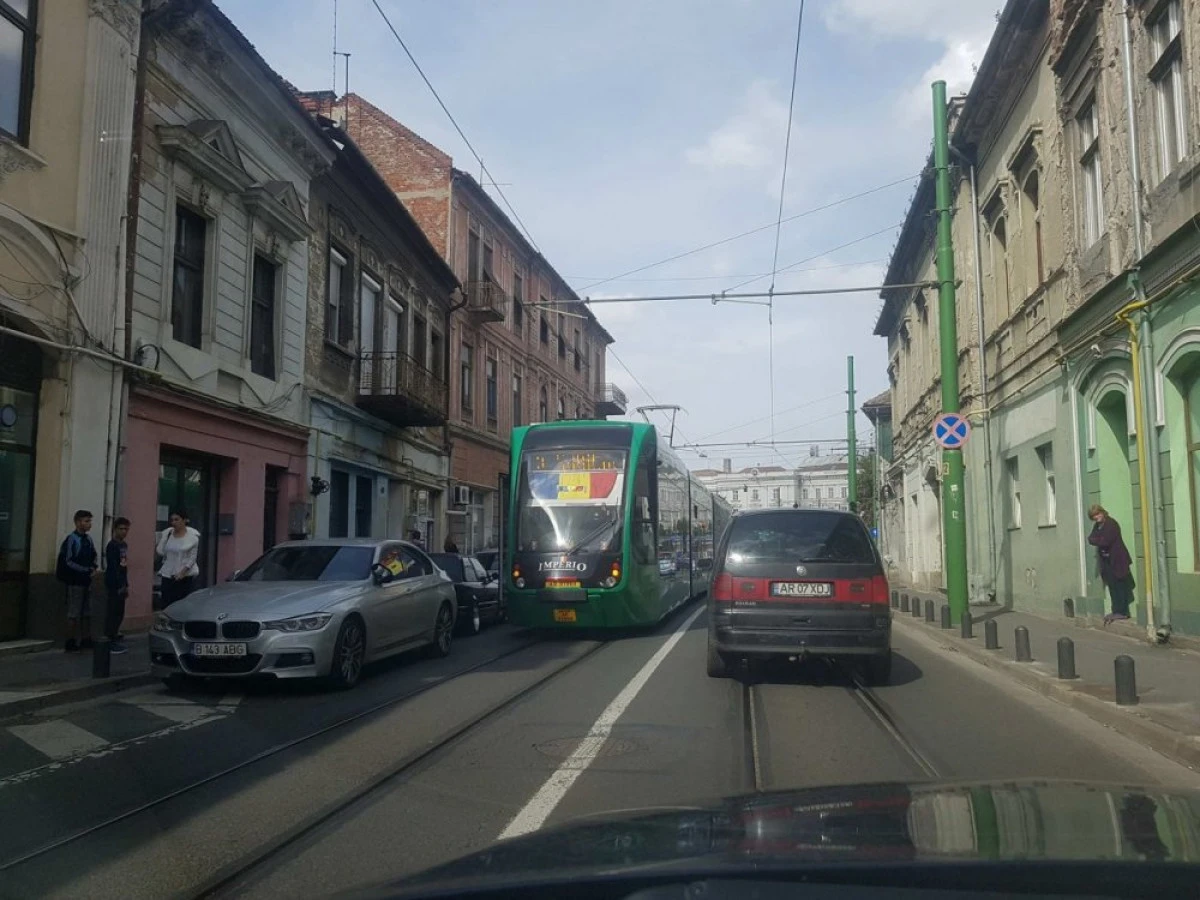 Un BMW a blocat circulaţia tramvaielor şi a maşinilor în zona pieţei Avram Iancu (FOTO)