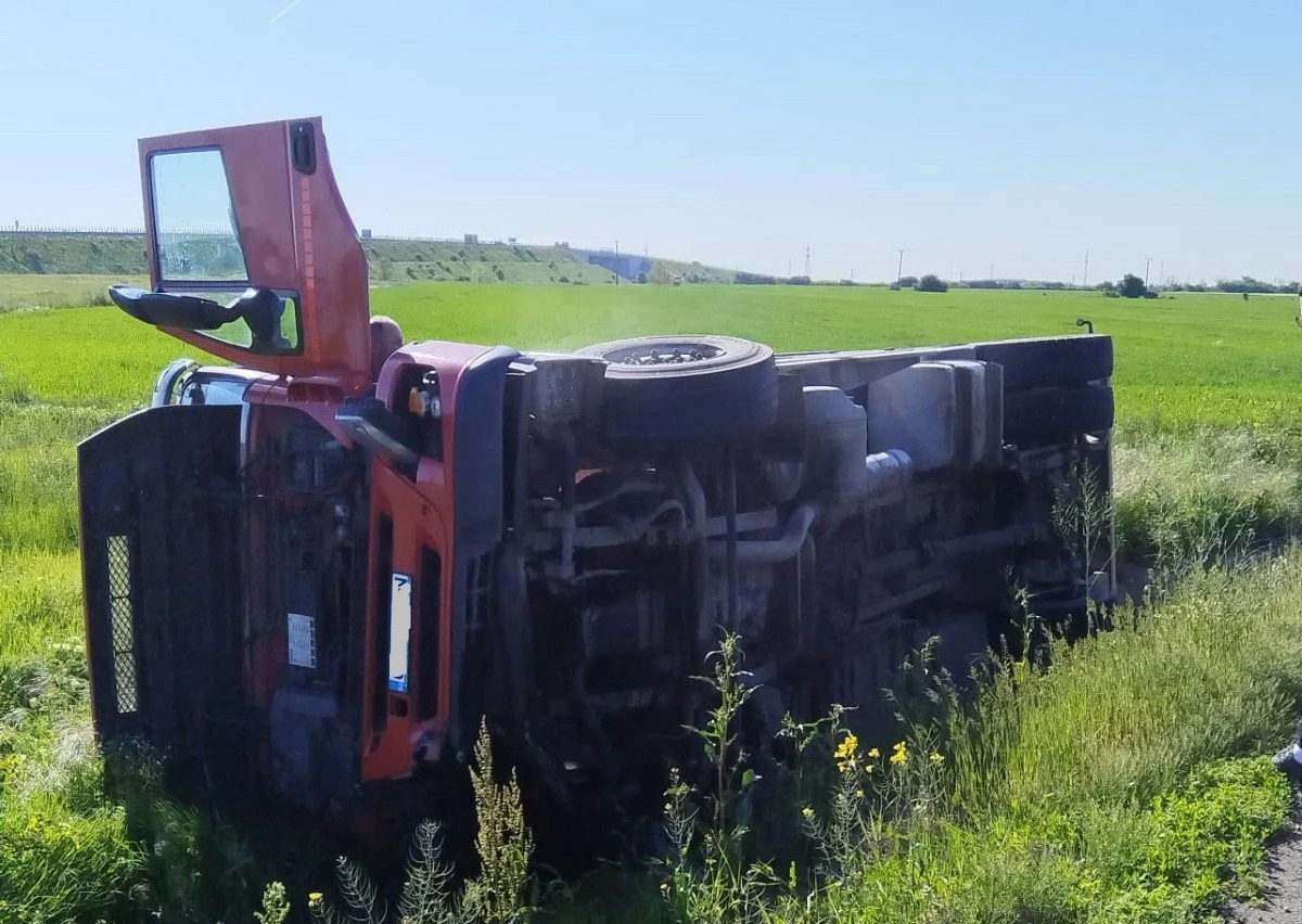 Un camion cu lapte s-a răsturnat în sensul giratoriu din Aradul Nou, la intrarea spre autostradă (video)
