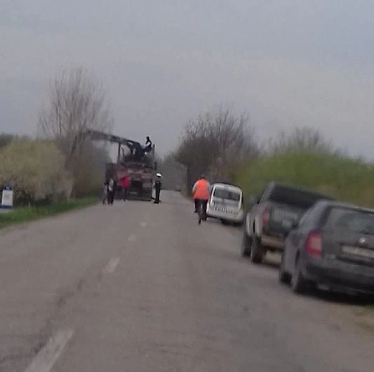 Un camion s-a răsturnat pe drumul dintre Sebiş şi Bârsa