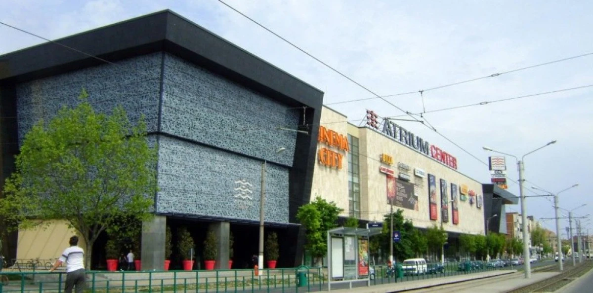 Un cântăreţ a fost înjunghiat, în parcarea de la Atrium Mall