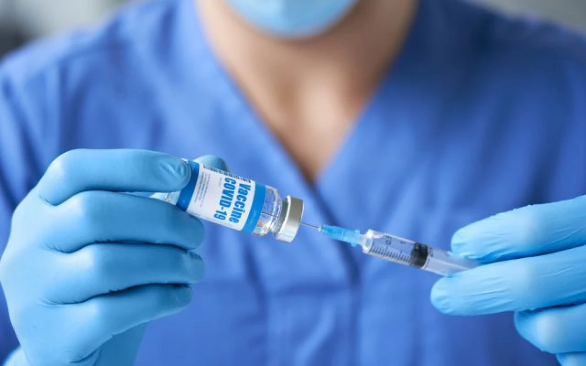 Un centru de vaccinare s-a închis. Există suspicini că s-au eliberat certificate false de vaccinare