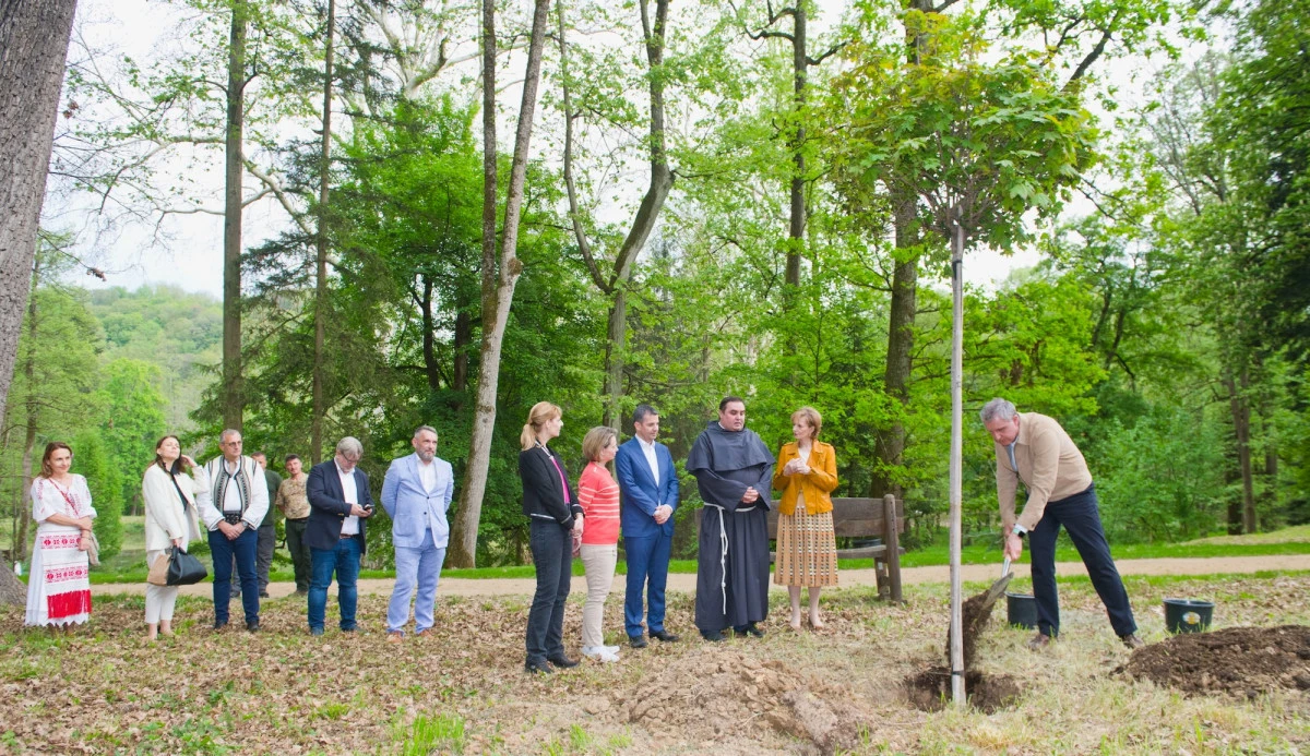 Un copac a fost plantat la Castelul Săvârşin, în memoria Suveranului Pontif