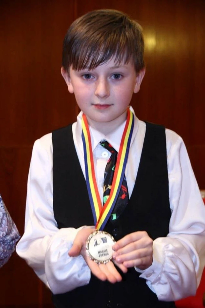 UN COPIL ROMAN DE DOAR 11 ANI ESTE CEL MAI BUN PIANIST DIN LUME