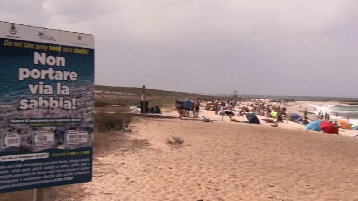 Un cuplu francez riscă închisoare pentru că a luat nisip de pe o plajă din Sardinia
