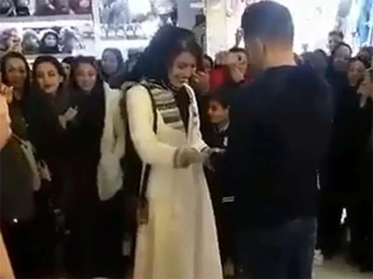 Un cuplu iranian a fost arestat în urma unei cereri publice în căsătorie