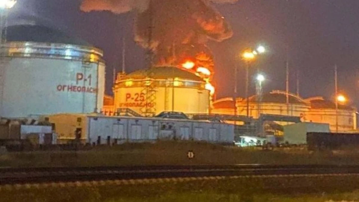 Un depozit de combustibil a luat foc noaptea trecută în apropiere de Crimeea