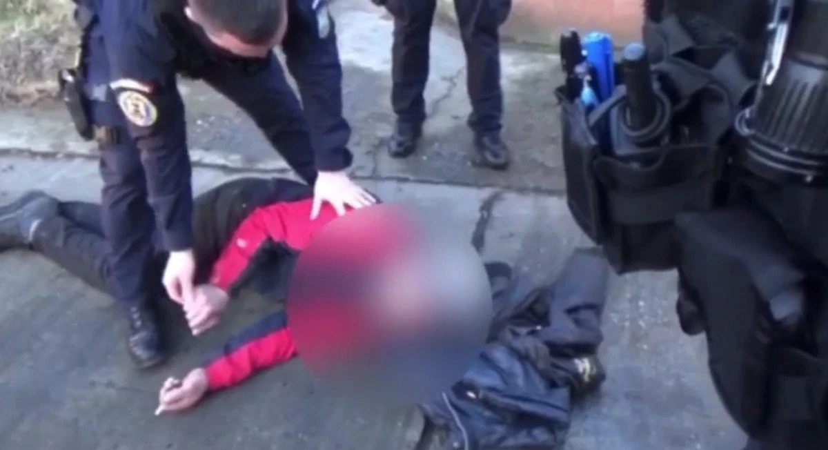 Un echipaj de Jandarmerie a acordat primul ajutor unui bărbat căruia i s-a făcut rău şi a căzut pe stradă