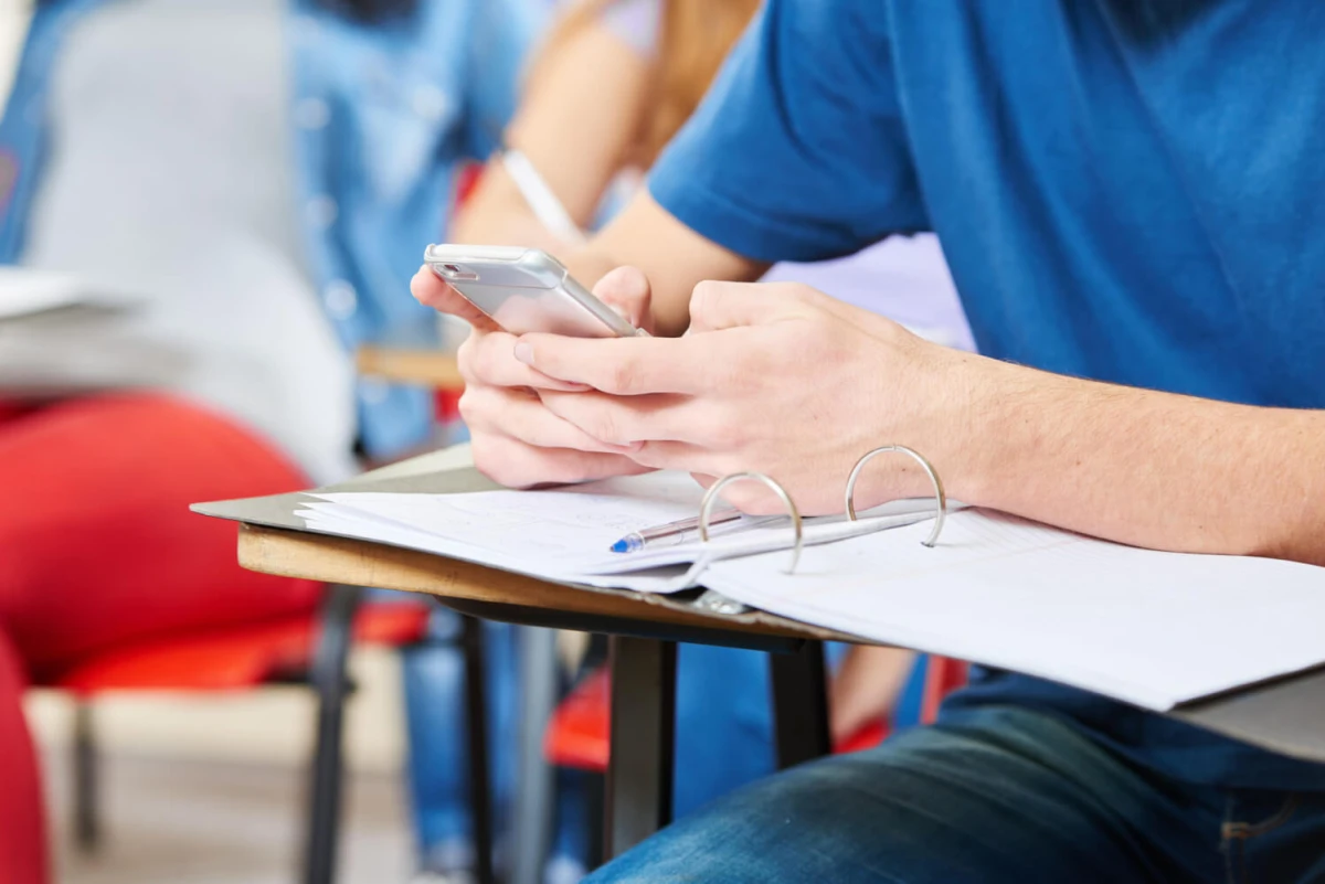  Un elev a fost eliminat din examenul de bacalaureat, după ce a primit o atenționare de furtună pe telefon