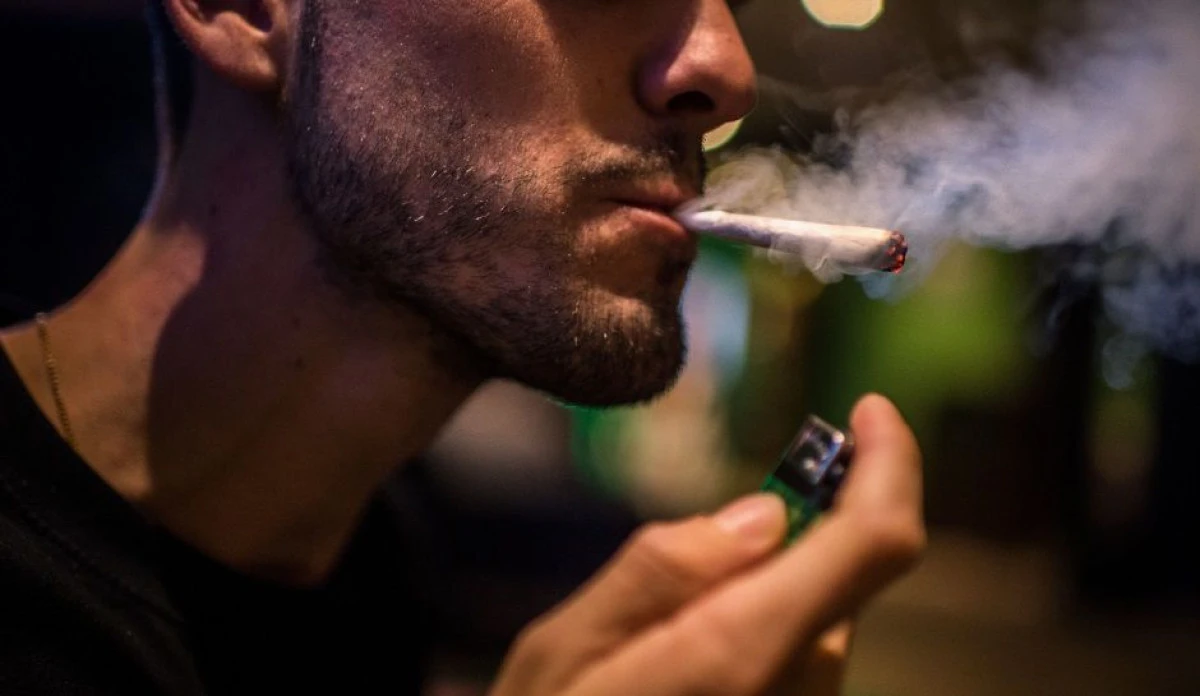 Un elev din Arad a leșinat în curtea școlii, după ce a fumat marijuana