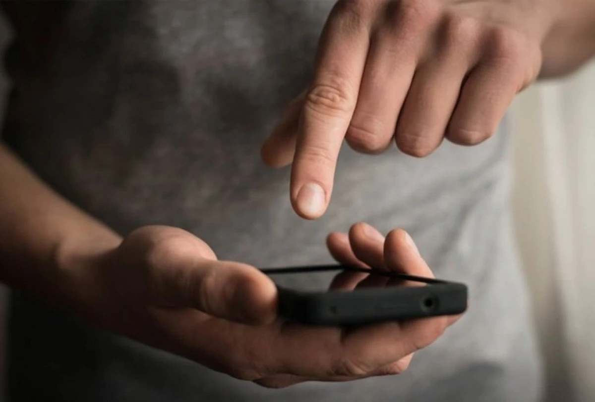 Un escroc de 54 de ani din Hunedoara s-a împrietenit cu un bărbat din Ineu pentru a-i fura telefonul