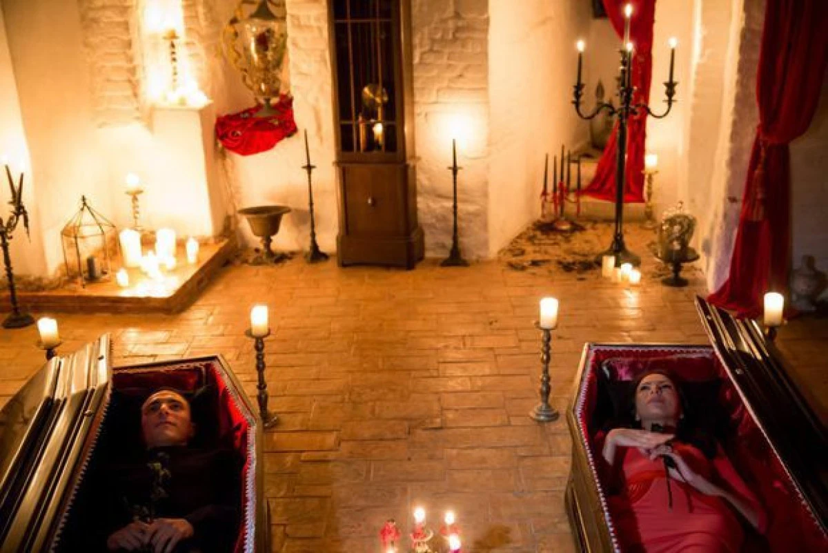 UN HALLOWEEN ”ALTFEL”. DOI CANADIENI AU DORMIT ÎN SICRIE LA BRAN