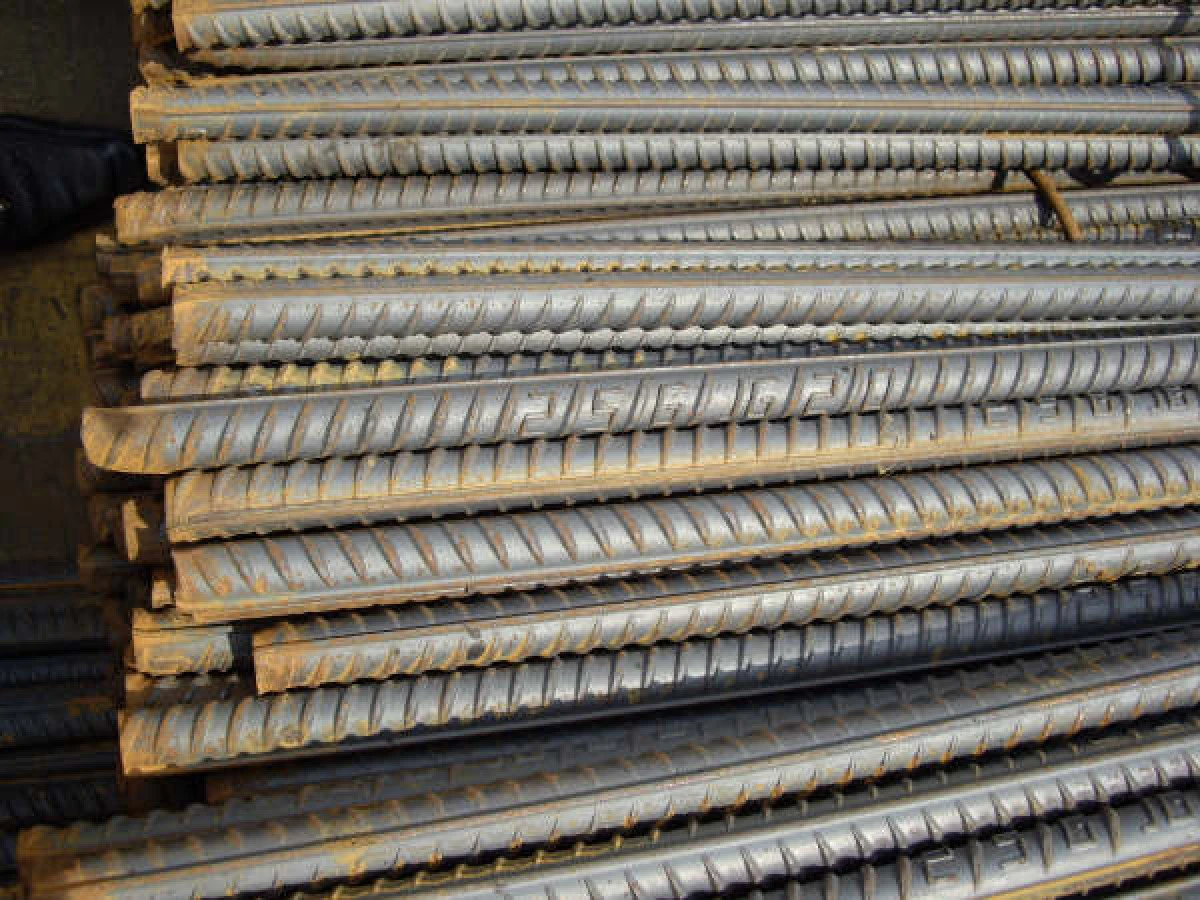 UN HOT A FURAT FIER BETON DINTR-UN SANTIER