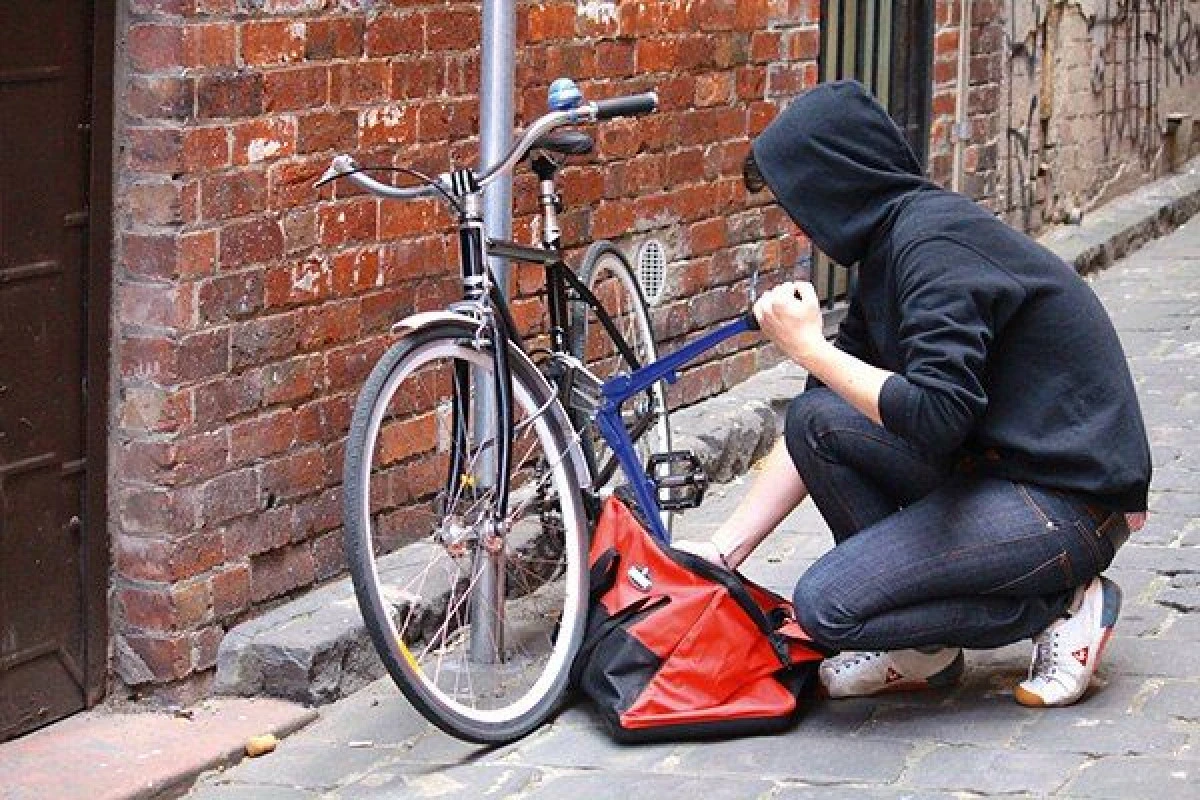UN HOT A VRUT SA FURE DOUA BICICLETE DIN FATA UNUI SUPERMARKET