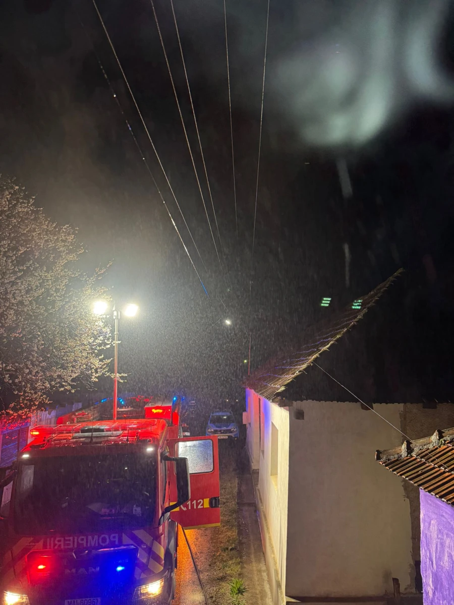Un incendiu a izbucnit la o anexă gospodărească din Șiad. Pompierii au intervenit de urgență