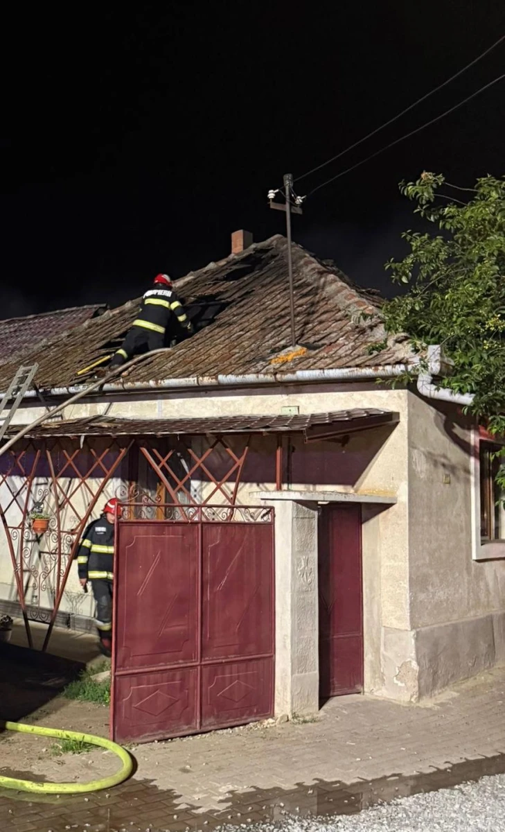 Un incendiu a izbucnit noaptea trecută la Curtici. O anexă gospodărească și acoperișul unei locuințe au fost cuprinse de flăcări